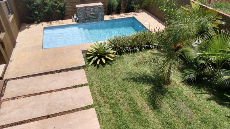 CASA CON PISCINA EN VENTA - POSADAS