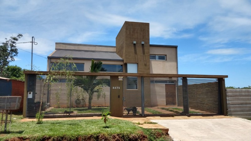 CASA CON PISCINA EN VENTA - POSADAS