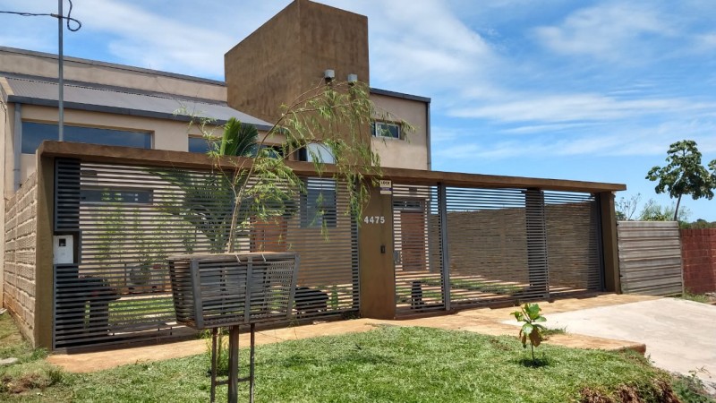 CASA CON PISCINA EN VENTA - POSADAS