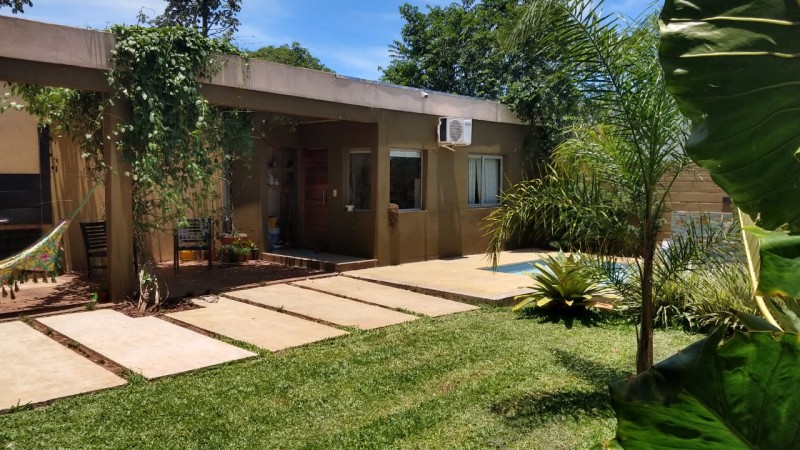 CASA CON PISCINA EN VENTA - POSADAS