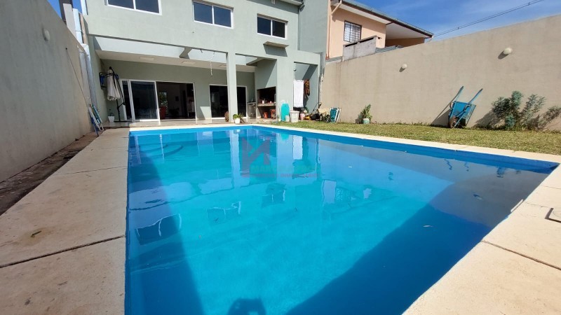 CASA CON PISCINA EN VENTA - POSADAS