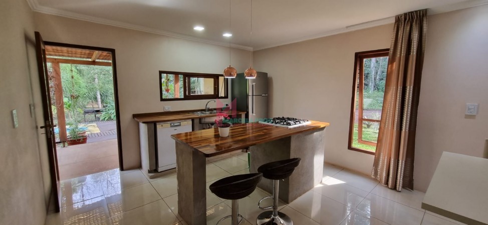 EN VENTA Dos casa en una con amplio Jardín y pileta