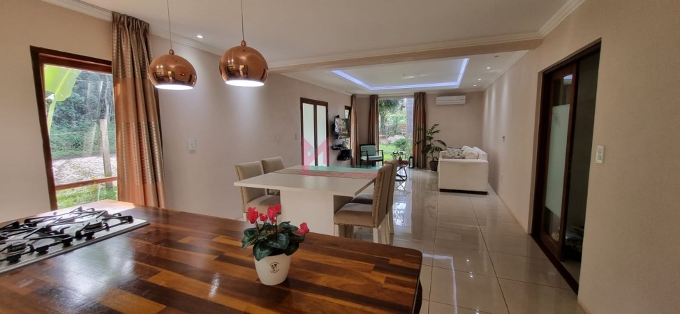 EN VENTA Dos casa en una con amplio Jardín y pileta