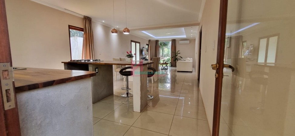 EN VENTA Dos casa en una con amplio Jardín y pileta