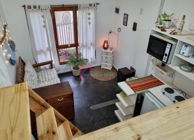 EN VENTA Dos casa en una con amplio Jardín y pileta