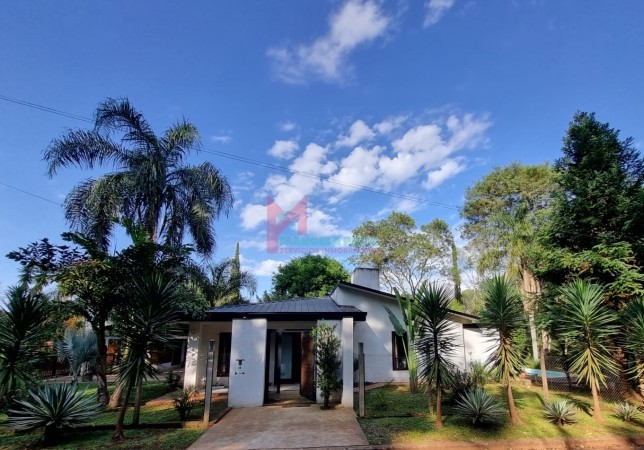 EN VENTA Dos casa en una con amplio Jardín y pileta