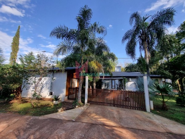 EN VENTA Dos casa en una con amplio Jardín y pileta